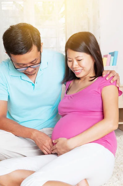 Азиатский мужчина и беременная жена — стоковое фото