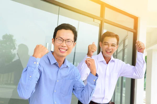 Opgewonden Aziatische zakenmensen — Stockfoto