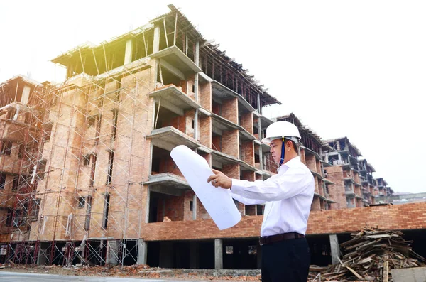 Ázsiai mérnök az épület építési telek — Stock Fotó