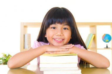 Asyalı kız okuma