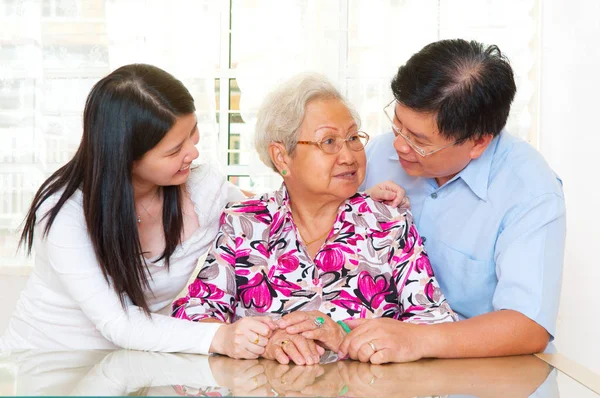 Familia asiática — Foto de Stock