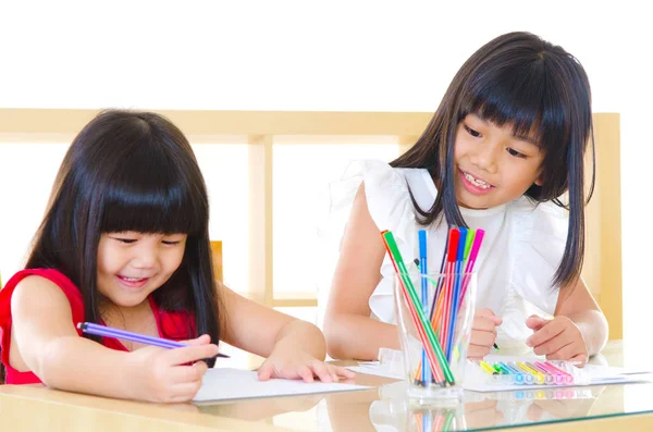 Aziatische kinderen tekenen — Stockfoto