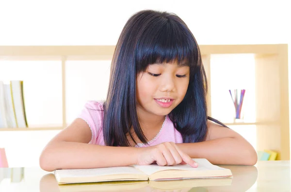 Menina asiática leitura — Fotografia de Stock