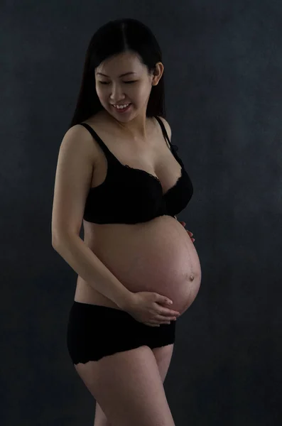 Asian pregnant woman — Stock Photo, Image