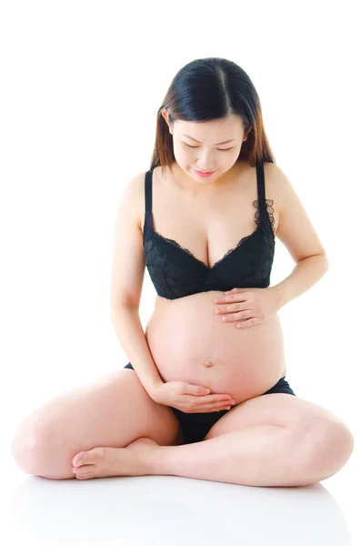 Беременная азиатка — стоковое фото