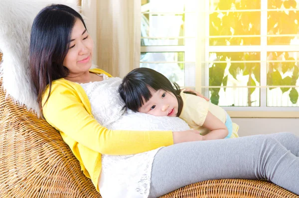 Asian pregnant woman and daughter — Stock Photo, Image