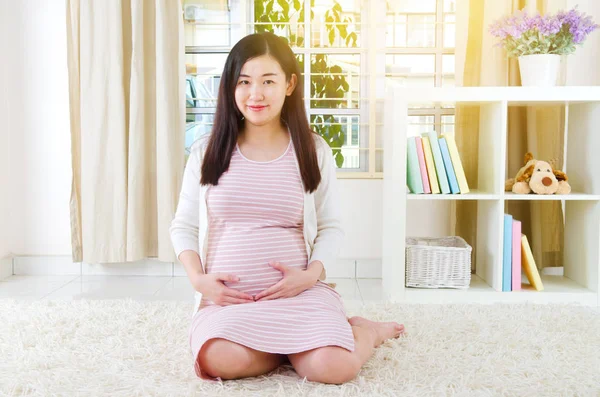 Asiática embarazada —  Fotos de Stock