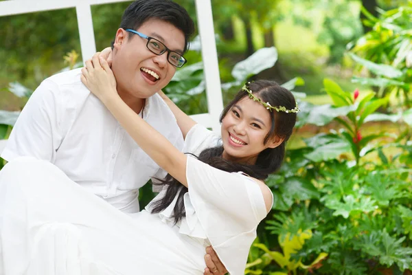 Asiatisch Mann Heben Nach Oben Seine Freundin — Stockfoto