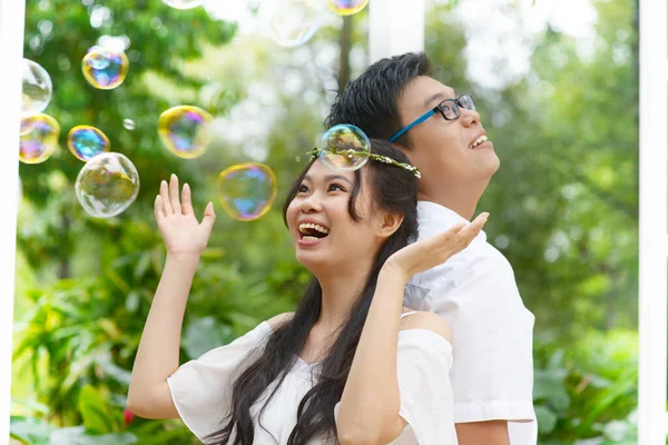 Asiatisch Jung Pärchen Spielend Mit Bubbles — Stockfoto