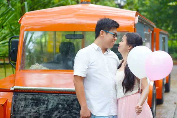 Asyalı Kız Balon Tutuyor Erkek Arkadaşına Bakıyor — Stok fotoğraf