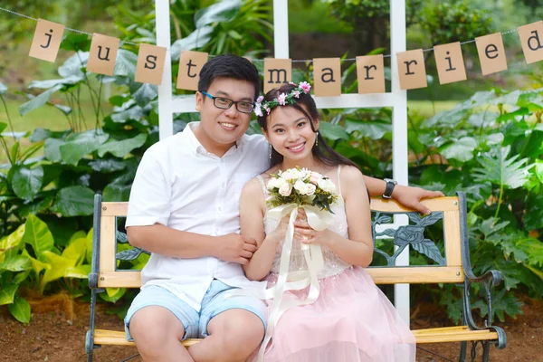 Solo Casado Asiático Pareja Sonrisa Felizmente — Foto de Stock