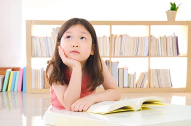 Asyalı çocuk okurken düşünmüş.