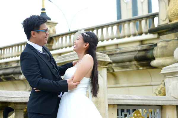 Asiatisches Brautpaar Glücklich — Stockfoto