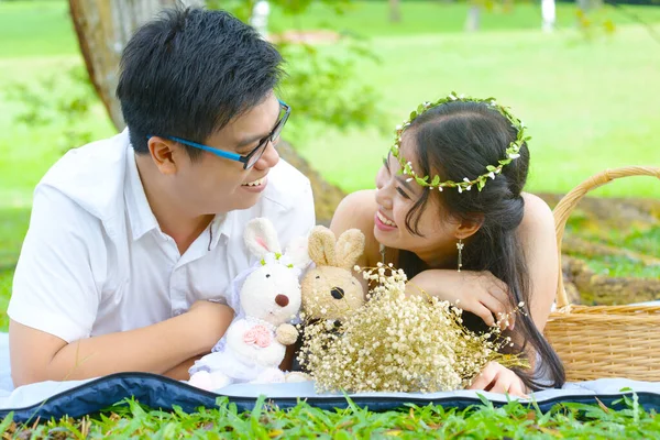 Asyalı Genç Bir Çiftin Açık Hava Parkında Çekilmiş Düğün Öncesi — Stok fotoğraf