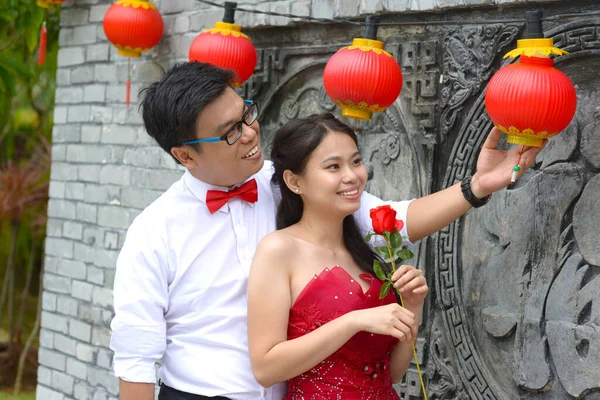 Cina Pasangan Dalam Gaun Pengantin — Stok Foto