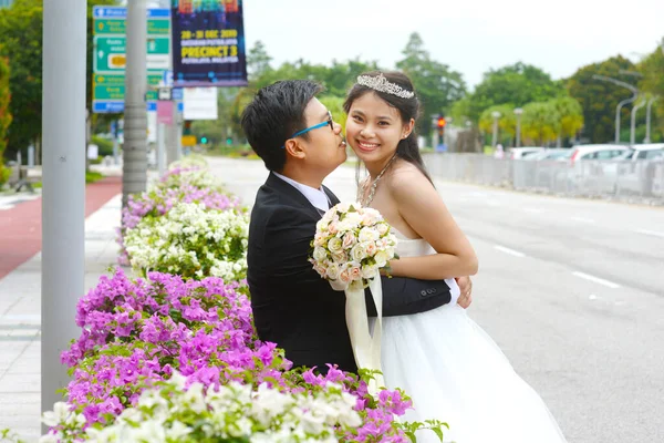 Asiatisch Bräutigam Kuss Seine Braut — Stockfoto