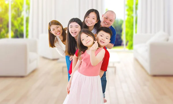 リビングルームの美しいアジアの家族 — ストック写真