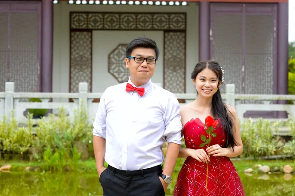 Cina Pasangan Dalam Gaun Pengantin Mereka Stok Foto