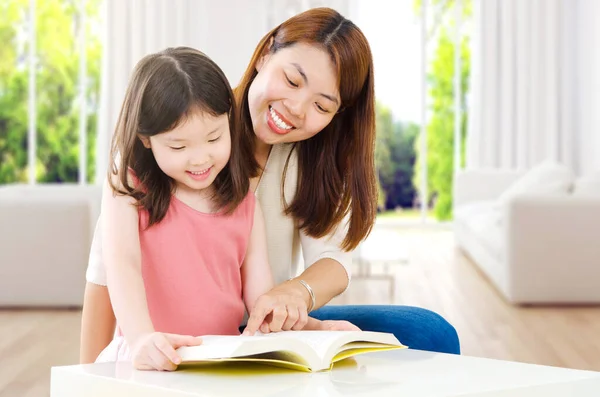 Asiatische Mutter Und Kind Lesen Stockbild