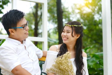 Asyalı genç çift sohbet ediyor.