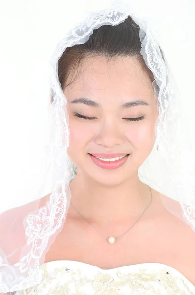 アジアの花嫁は彼女の目を閉じた — ストック写真