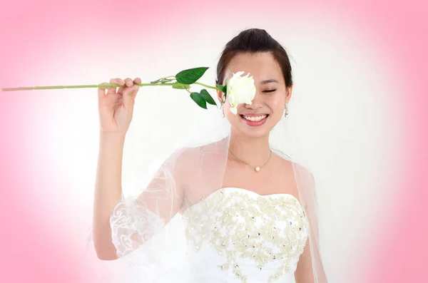 花と笑顔を持つアジアの花嫁 — ストック写真