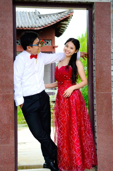 Asiatisches Brautpaar Brautkleid — Stockfoto