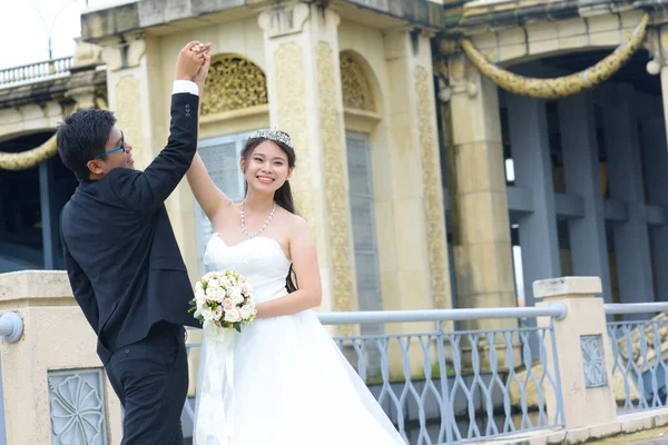 アジアの花嫁と新郎のダンスが幸せに — ストック写真