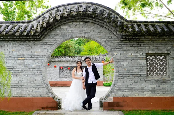 穿着婚纱的亚洲新娘和新郎的画像 — 图库照片