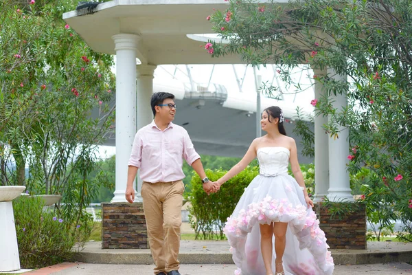 Asyalı Gelin Damat Ele Tutuşun Yürüyün — Stok fotoğraf