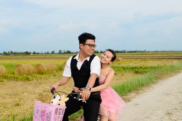 Asiatisches Brautpaar Radelt Auf Dem Reisfeld — Stockfoto