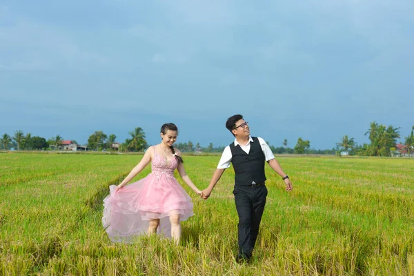 Asiatische Braut Und Bräutigam Fuß Auf Reisfeld — Stockfoto