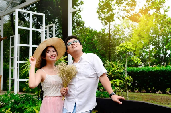 Pasangan Muda Asia Menikmati Liburan Stok Foto Bebas Royalti