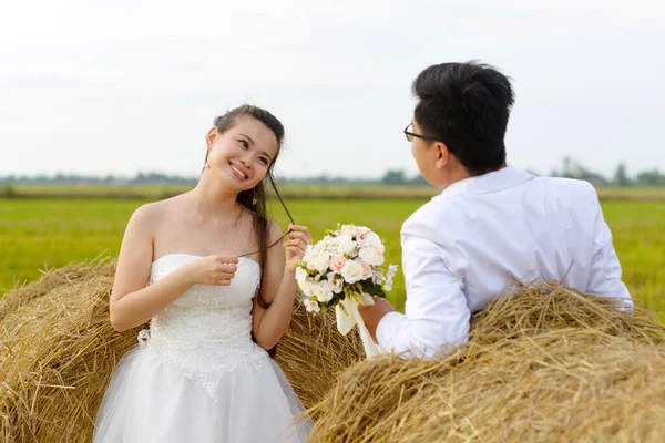 Pengantin Asia Dan Pengantin Laki Laki Berbaring Gulungan Jerami Sawah Stok Gambar Bebas Royalti