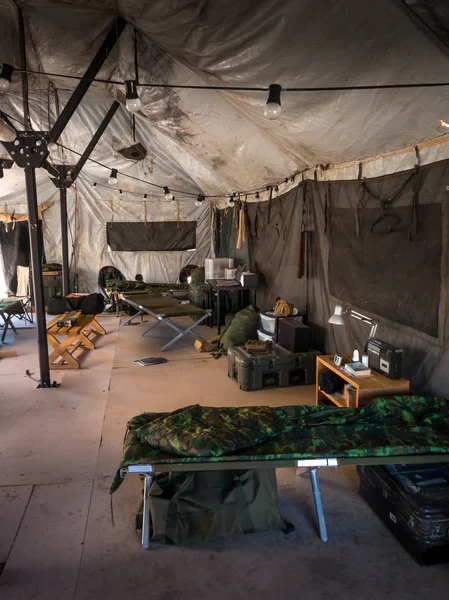 A belsejében egy hadsereg sátor — Stock Fotó