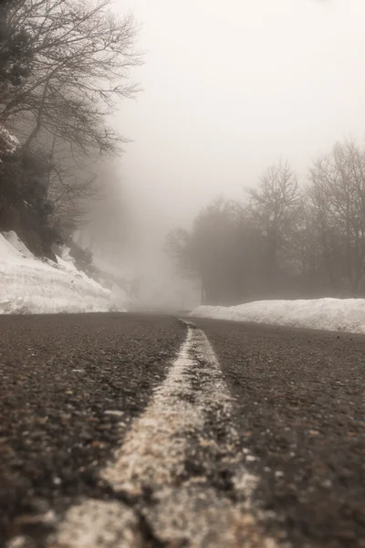 Δρόμο που εισέβαλαν από την ομίχλη — Φωτογραφία Αρχείου
