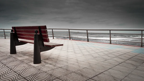 Скамейка, с которой созерцать море — стоковое фото