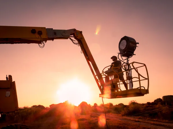 Bir ateş çalışma ışık teknisyeni