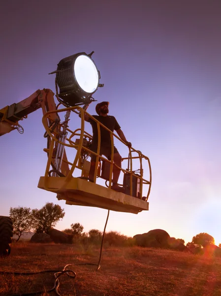 Verlichting-technicus die werkt op een shoot — Stockfoto