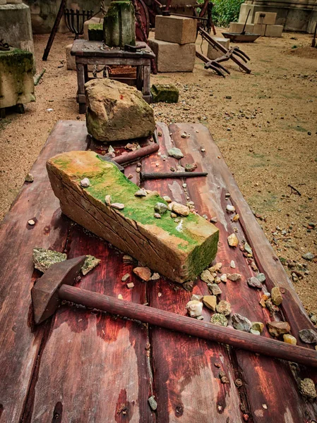 Oude ambachtelijke stonecutter — Stockfoto