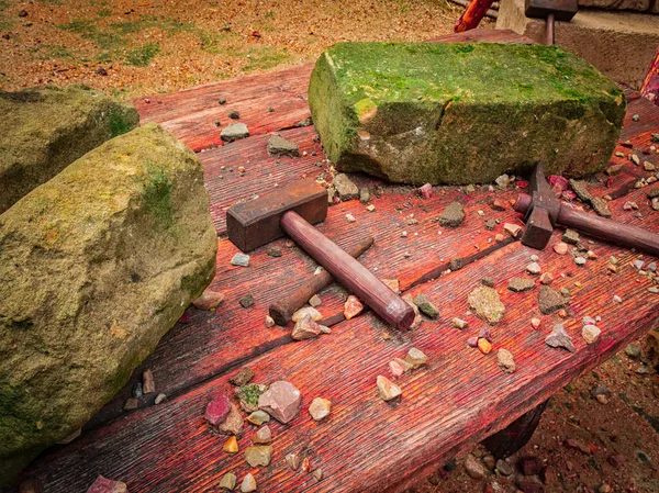 Oude ambachtelijke stonecutter — Stockfoto