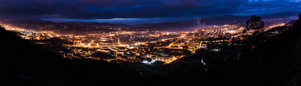 Vista noturna da cidade de Oviedo — Fotografia de Stock