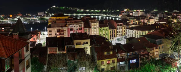 Vista nocturna de la ciudad de Ribadesella — Foto de Stock