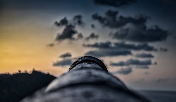 Cañón apuntando al horizonte —  Fotos de Stock