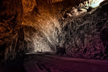 Tek giriş aracılığıyla, Cue Köyü gidiş Cuevona