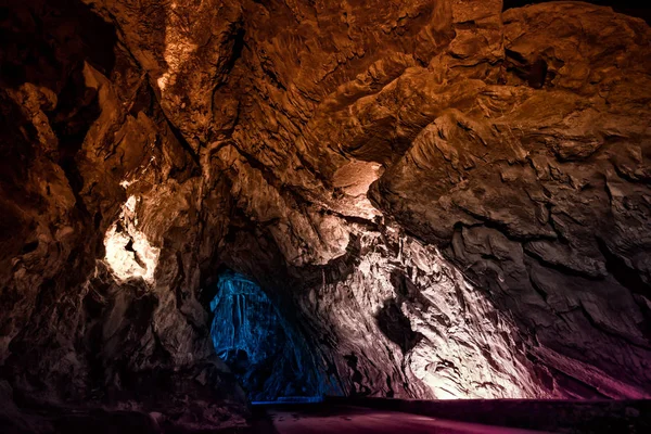 O Cuevona passando, o único acesso à aldeia de Cue — Fotografia de Stock