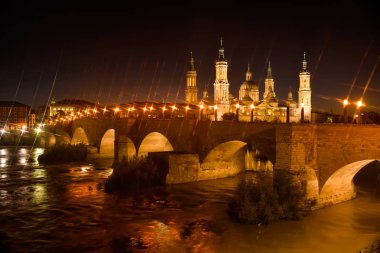 Our Lady Pilar ve Stone bridge katedral