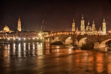 Our Lady Pilar ve Stone bridge katedral