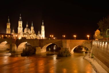 Our Lady Pilar ve Stone bridge katedral