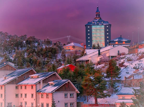 Llega el invierno, la primera nevada en los pueblos de montaña — Foto de Stock